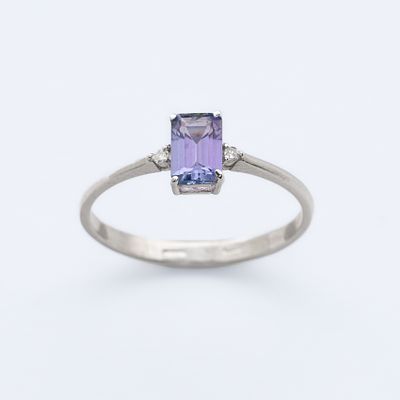 Sortija en oro blanco con tanzanita rectangular de 6 x 4 mm. custodiada por diamantes talla 