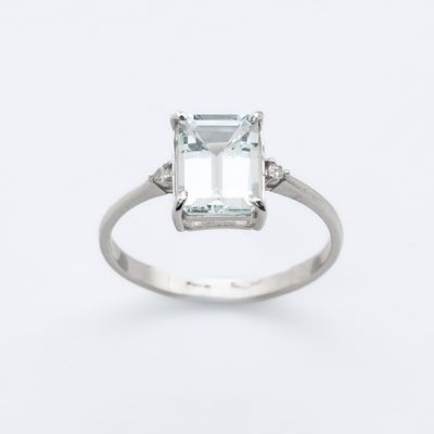 Sortija en oro blanco con aguamarina octogonal de 8 x 7 mm. custodiada por diamantes talla 8/8. 