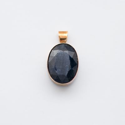 Colgante en oro con zafiro azul talla oval de 19 x 14 mm. engastado en chat&oacute;n. Peso total: 6,6 gr.