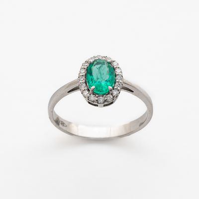 Sortija roset&oacute;n en oro blanco 9K con s&iacute;mil de esmeralda talla oval orlada por diamantes talla 