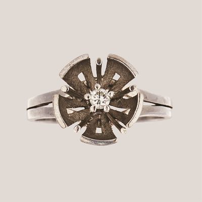 Sortija dise&ntilde;o flor en oro blanco mate y brillo con diamante talla brillante engastado en 