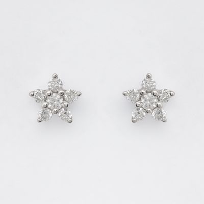 Pendientes roset&oacute;n en oro blanco con diamantes talla brillante engastados en garras. Peso 