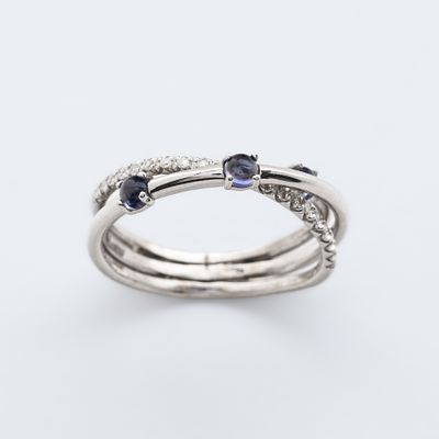 Sortija con centro dise&ntilde;o cruzado en oro blanco 14K con cabujones redondos de tanzanita de 2 mm 