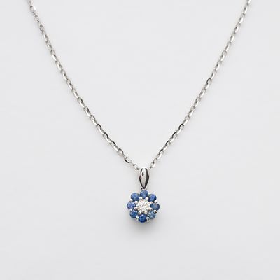 Gargantilla en oro blanco con roset&oacute;n de diamante talla brillante orlado por zafiros azules 