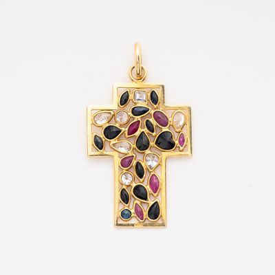 Colgante dise&ntilde;o cruz calada en oro con zafiros azules, rub&iacute;es y circonitas en diversas tallas y 