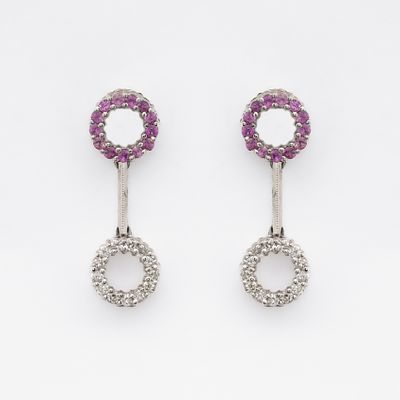 Pendientes en oro blanco con barrita vertical que une dos c&iacute;rculos calados de zafiros rosas 