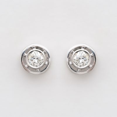 Pendientes en oro blanco con diamante talla brillante engastado en chat&oacute;n. Peso diamantes: 0,40 