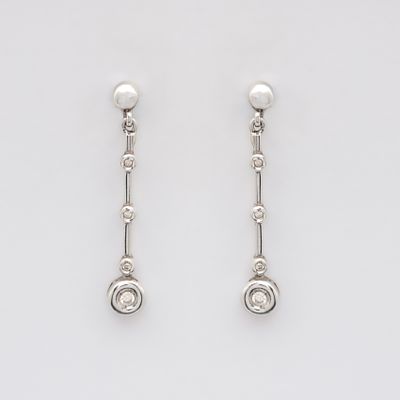 Pendientes largos en oro blanco con diamantes talla brillante engastados en chat&oacute;n. Peso 