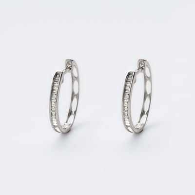 Pendientes criolla en oro blanco con diamantes talla trapecio engastados en carril. Di&aacute;m.: 15 