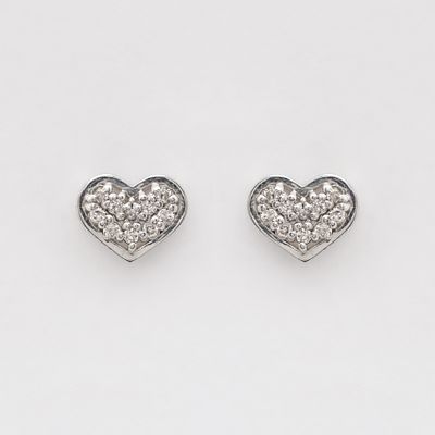 Pendientes dise&ntilde;o coraz&oacute;n en oro blanco con pav&eacute; de diamantes talla brillante. Peso diamantes: 