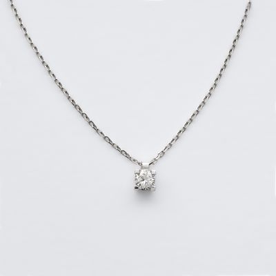 Gargantilla en oro blanco con diamante talla brillante engastado en garras. Peso diamante: 0,18 