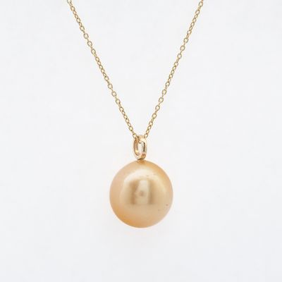 Gargantilla en oro con perla cultivada golden de los Mares del Sur de 13 mm. Long.: 46 cm. 