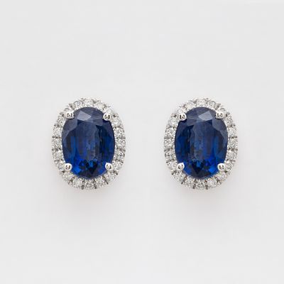Pendientes roset&oacute;n en oro blanco con zafiro azul talla oval y orla de diamantes talla 
