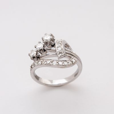 Sortija en oro blanco con diamantes tallas brillante y 8/8. Peso diamantes: 0,50 ct. aprox. 