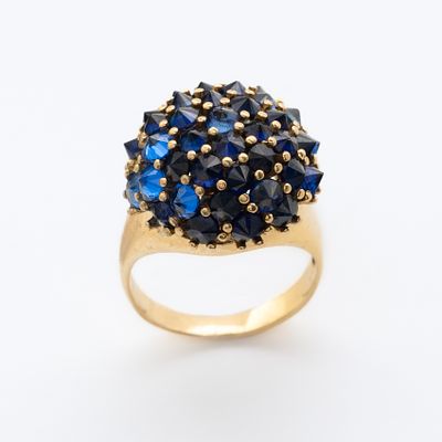 Sortija dise&ntilde;o circular en oro cuajada de s&iacute;miles de zafiro azul talla redonda con engaste 
