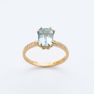 Sortija en oro con aguamarina talla octogonal de 8 x 6 mm. custodiada por diamantes talla 