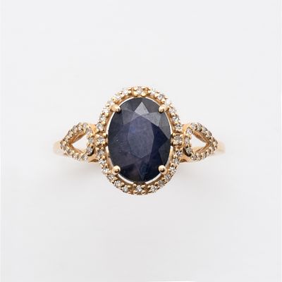 Sortija roset&oacute;n en oro 14K con zafiro azul talla oval y diamantes talla brillante engastados en 