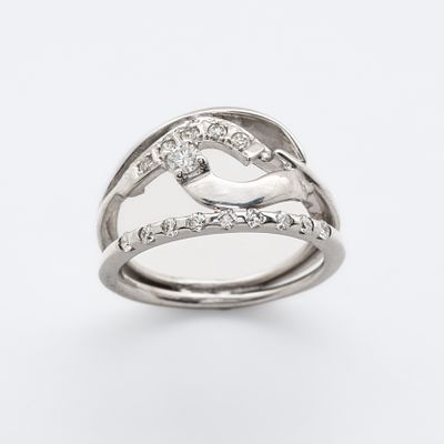 Sortija en oro blanco con centro calado y diamantes talla brillante. Peso diamantes: 0,37 gr. 
