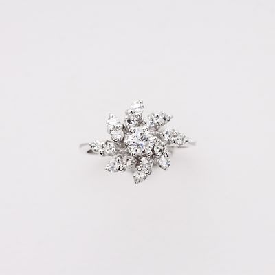 Sortija en oro blanco con aspas de diamantes talla brillante. Peso diamantes: 0,55 ct. aprox. 