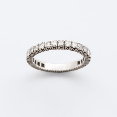 Sortija alianza en oro blanco con diamantes talla brillante engastados en garras. Peso 