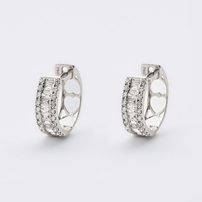 Pendientes criolla en oro blanco con diamantes tallas brillante y trapecio. Peso diamantes: 0 