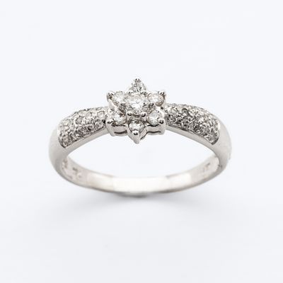 Sortija roset&oacute;n en oro blanco con diamantes talla brillante engastados en garras y brazos en 
