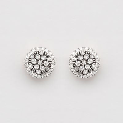 Pendientes en oro rosa con roset&oacute;n central y orla de diamantes talla brillante. Peso diamantes: 