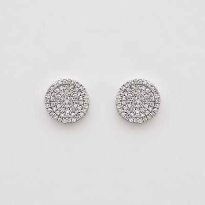 Pendientes dise&ntilde;o circular en oro blanco cuajado de diamantes talla brillante. Peso diamantes: 
