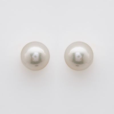 Pendientes con perla australiana de 13 mm. y cierre a presi&oacute;n en oro.