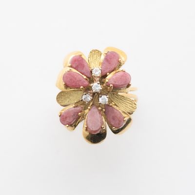 Sortija dise&ntilde;o floral en oro mate y brillo ornamentada con diamantes talla brillante y 