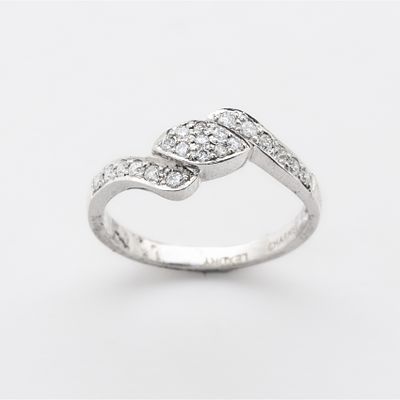 Sortija en oro blanco con motivo ojival y brazos de pav&eacute; de diamantes talla brillante. Peso 