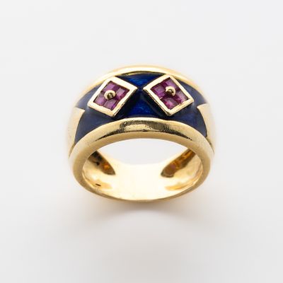 Sortija en oro con frente en esmalte azul y dos motivos cuadrados con rub&iacute;es calibrados. Peso 