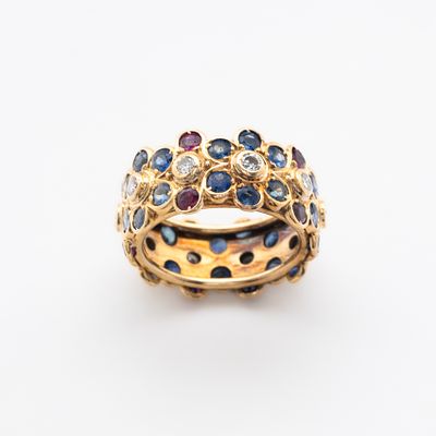 Sortija en oro con patr&oacute;n floral de diamantes talla brillante y rub&iacute;es y zafiros azules talla 