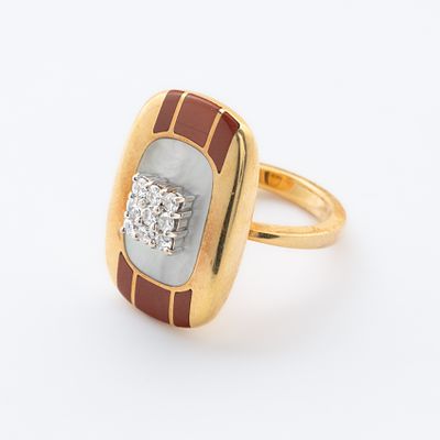Sortija lanzadera oval en oro con cuadrado de diamantes talla brillante sobre aplicaci&oacute;n de 