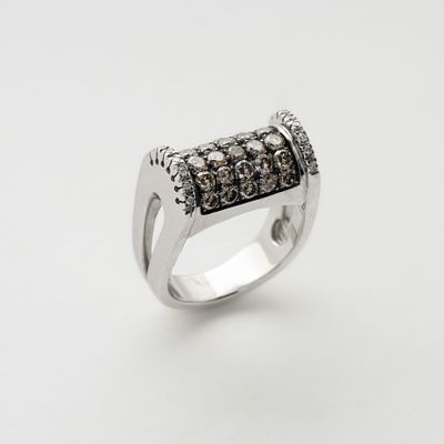 Sortija en oro blanco y pavonado con diamantes talla brillante blancos y brown. Peso diamantes: 