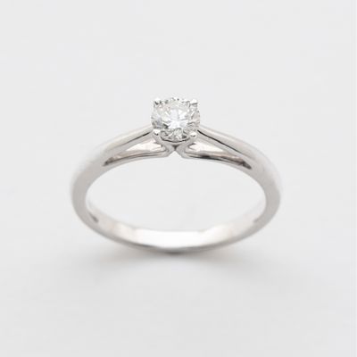 Sortija solitario en oro blanco con diamante talla brillante engastado en garras. Peso 