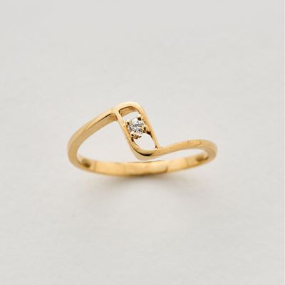 Sortija solitario en oro con diamante talla brillante engastado en garras. Peso diamante: 0,05 