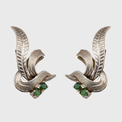 Pendientes dise&ntilde;o hojas en oro blanco mate y brillo con esmeraldas engastadas en garras. Peso 