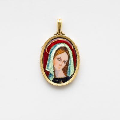 Medalla devocional dise&ntilde;o oval en oro mate y brillo con representaci&oacute;n de Virgen en esmalte en 