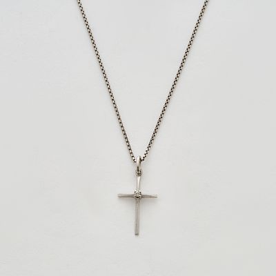 Colgante dise&ntilde;o cruz en oro blanco mate y brillo con un diamante talla brillante engastado en 
