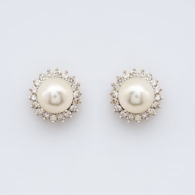 Pendientes roset&oacute;n en oro blanco con perla cultivada de 8,5 mm. orlada por diamantes talla 