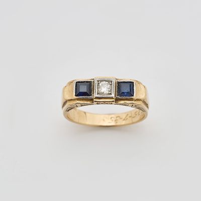 Sortija tresillo en oro y vistas en platino con diamante talla brillante antigua custodiado por 
