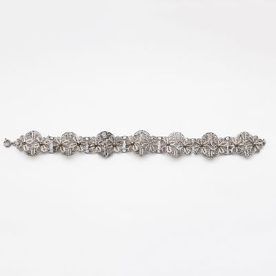Pulsera de filigrana estilo charro con patr&oacute;n floral en plata. Long.: 18 cm.