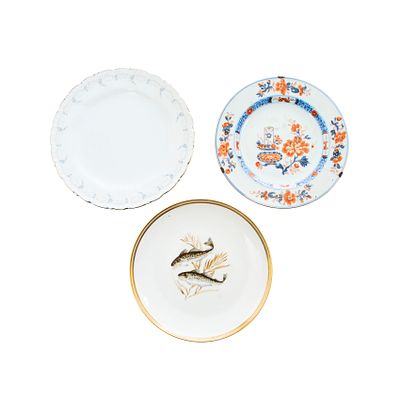 Lote de tres platos en porcelana esmaltada, s.XX. Uno en porcelana japonesa de Imari con 