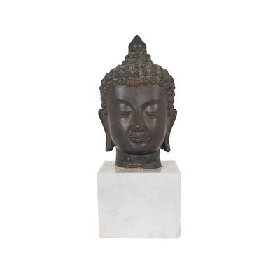 Cabeza de Buda en bronce patinado sobre peana en m&aacute;rmol blanco, mediados del s.XIX. 22 x 12 x 