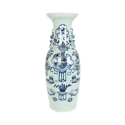 Jarr&oacute;n en porcelana china esmaltada en azul con decoraciones de objetos chinescos, s.XX. Alt.: 