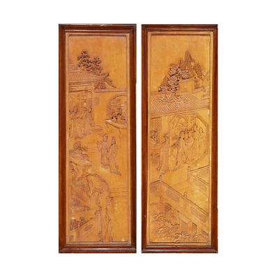 Pareja de paneles chinos en madera frutal tallada en altorrelieve con representaci&oacute;n de motivos 