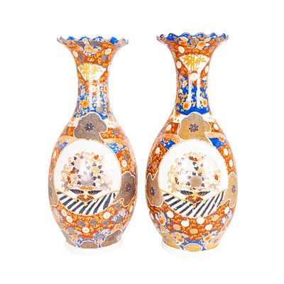 Pareja de jarrones en cer&aacute;mica japonesa esmaltada de Imari con cuello de trompeta, boca rizada 