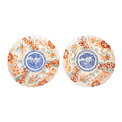 Pareja de platos en porcelana japonesa de Imari de estilo Kirande esmaltados con motivos 