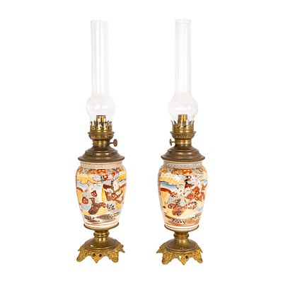 Pareja de quinqu&eacute;s en cer&aacute;mica japonesa esmaltada estilo Satsuma con cuerpo en bronce dorado y 